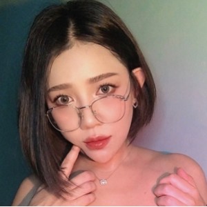 onlyfans系列-Hannahowo舌技一对一扑克