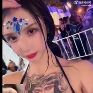 游”视频集不仅充满了欢乐和惊喜，还展现了金伊娜的独特魅力和幽默感。无论是吹B还是孕T，观众们都能在这些视频中找到自己喜欢的内容。赶紧来观看金伊娜的精彩表现吧！